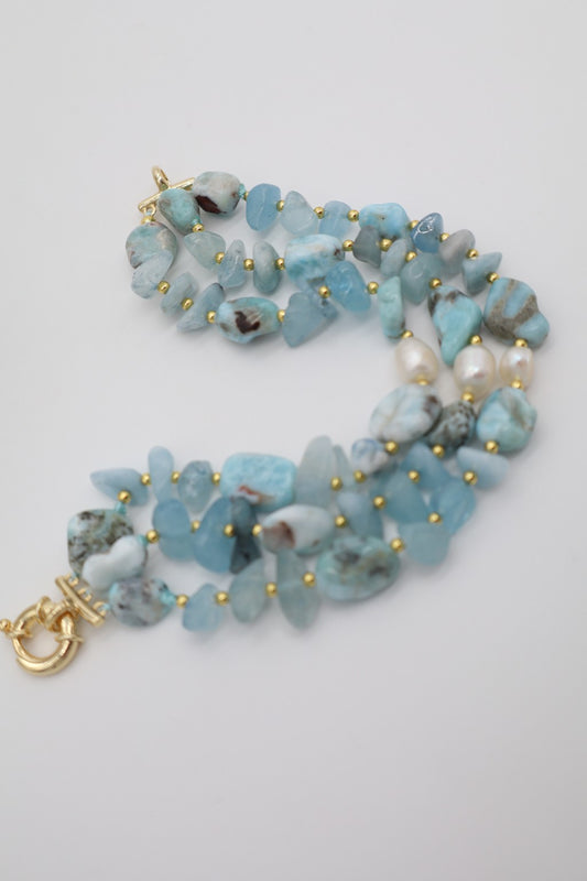 Bracciale multifilo in acquamarina e larimar con perle di fiume e dettagli dorati