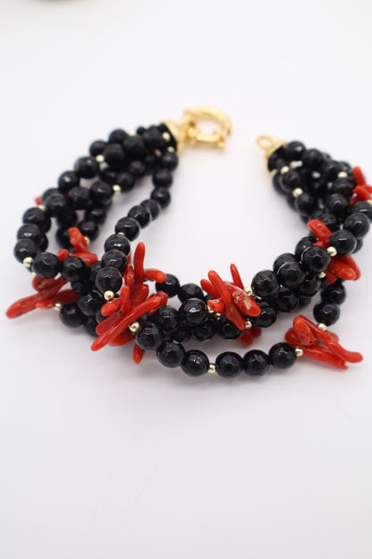 Bracciale multifilo in agata nera sfaccettata e corallo rosso con chiusura in argento dorato