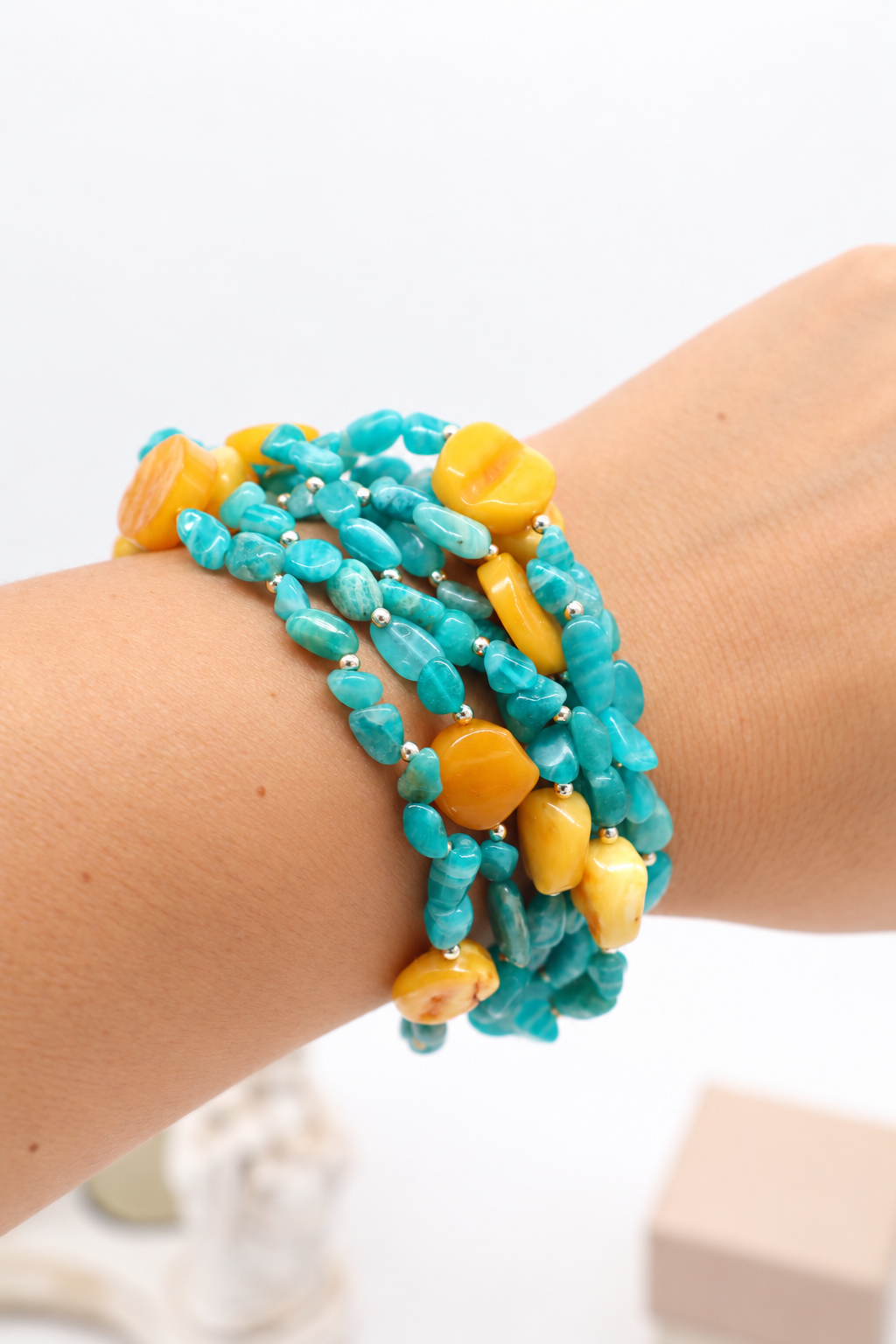 Bracciale multifilo in amazzonite e ambra indossato al polso