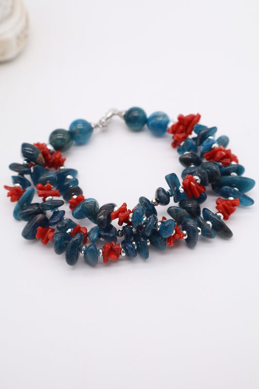 Bracciale multifilo in apatite e corallo rosso con chiusura in argento rodiato