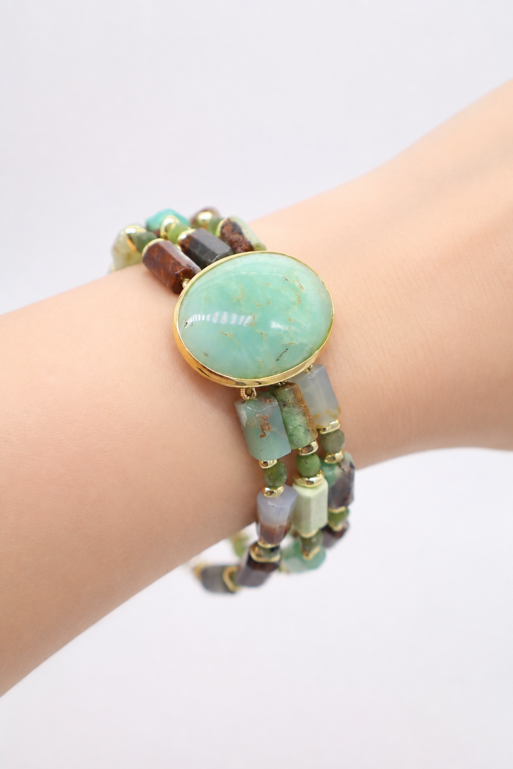 Bracciale multifilo in crisopasio e giada canadese con centrale ovale in crisopasio e argento dorato.
