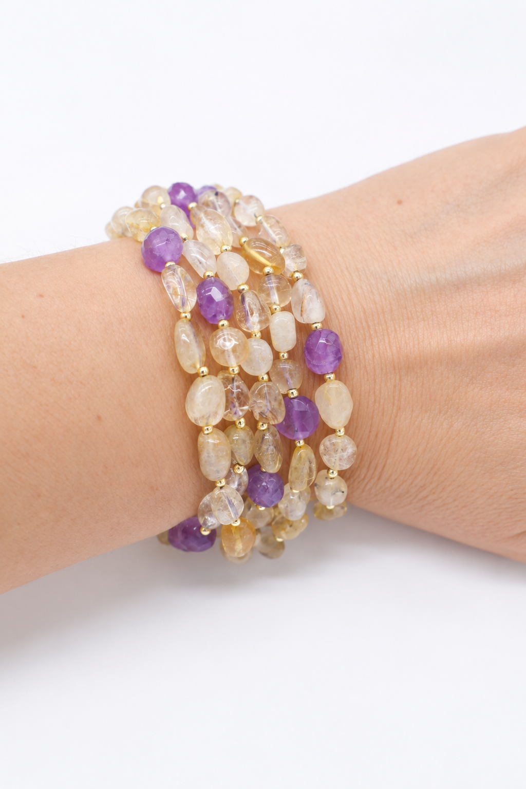 Bracciale multifilo in pietre naturali di quarzo citrino e ametista indossato al polso