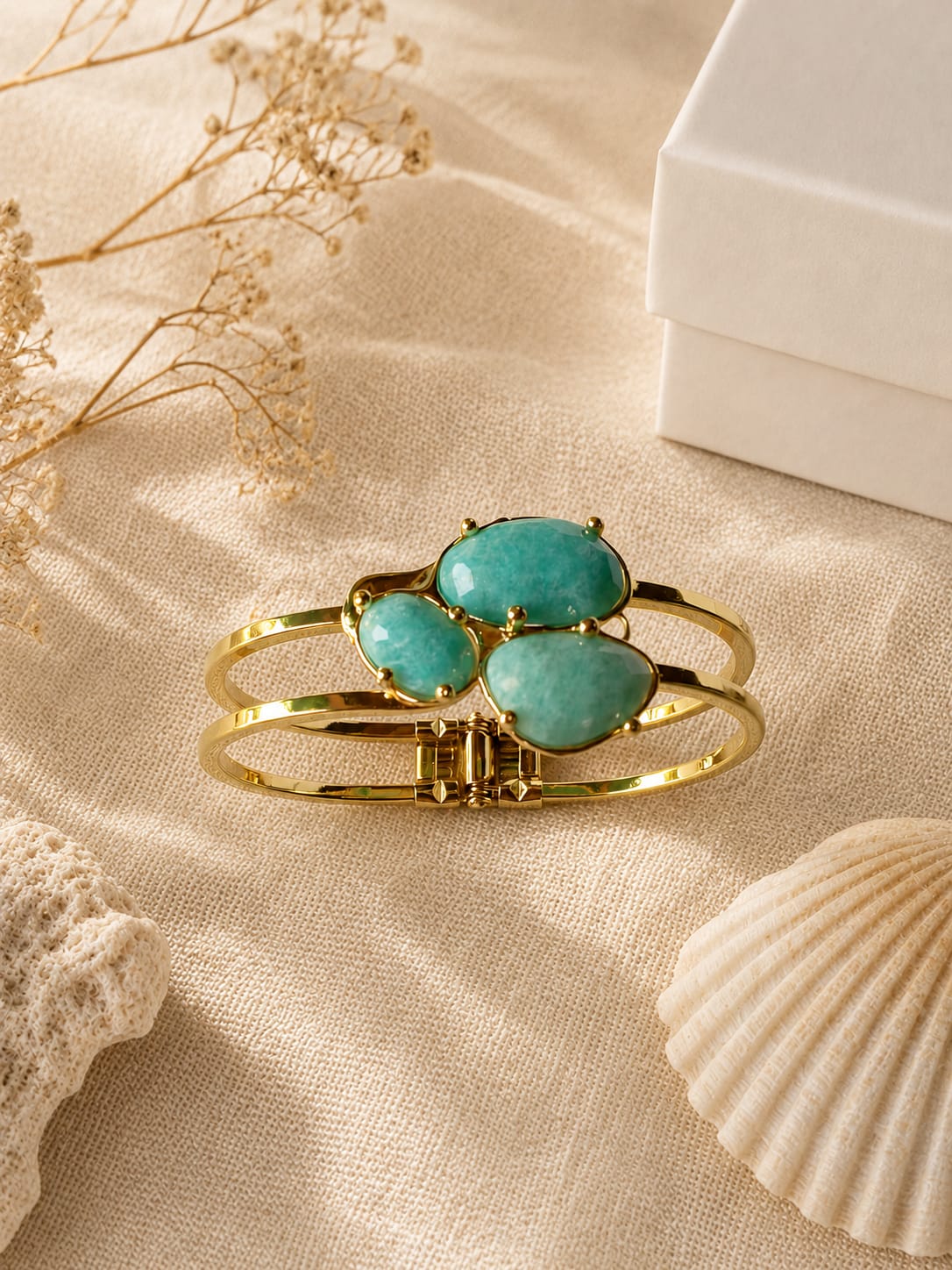 Bracciale Rigido Dorato con Amazzonite Sfaccettata – Hinged Bangle