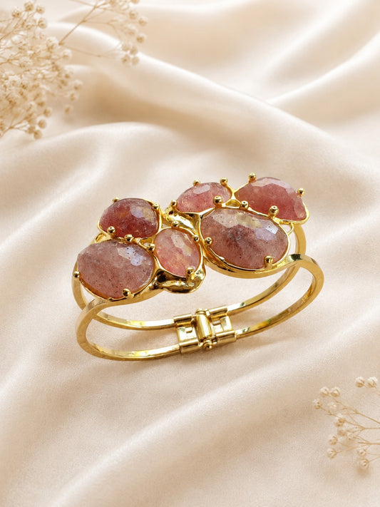 Bracciale rigido dorato con quarzo rosa fragola naturale sfaccettato e chiusura a scatto. Eterea Natural Stone