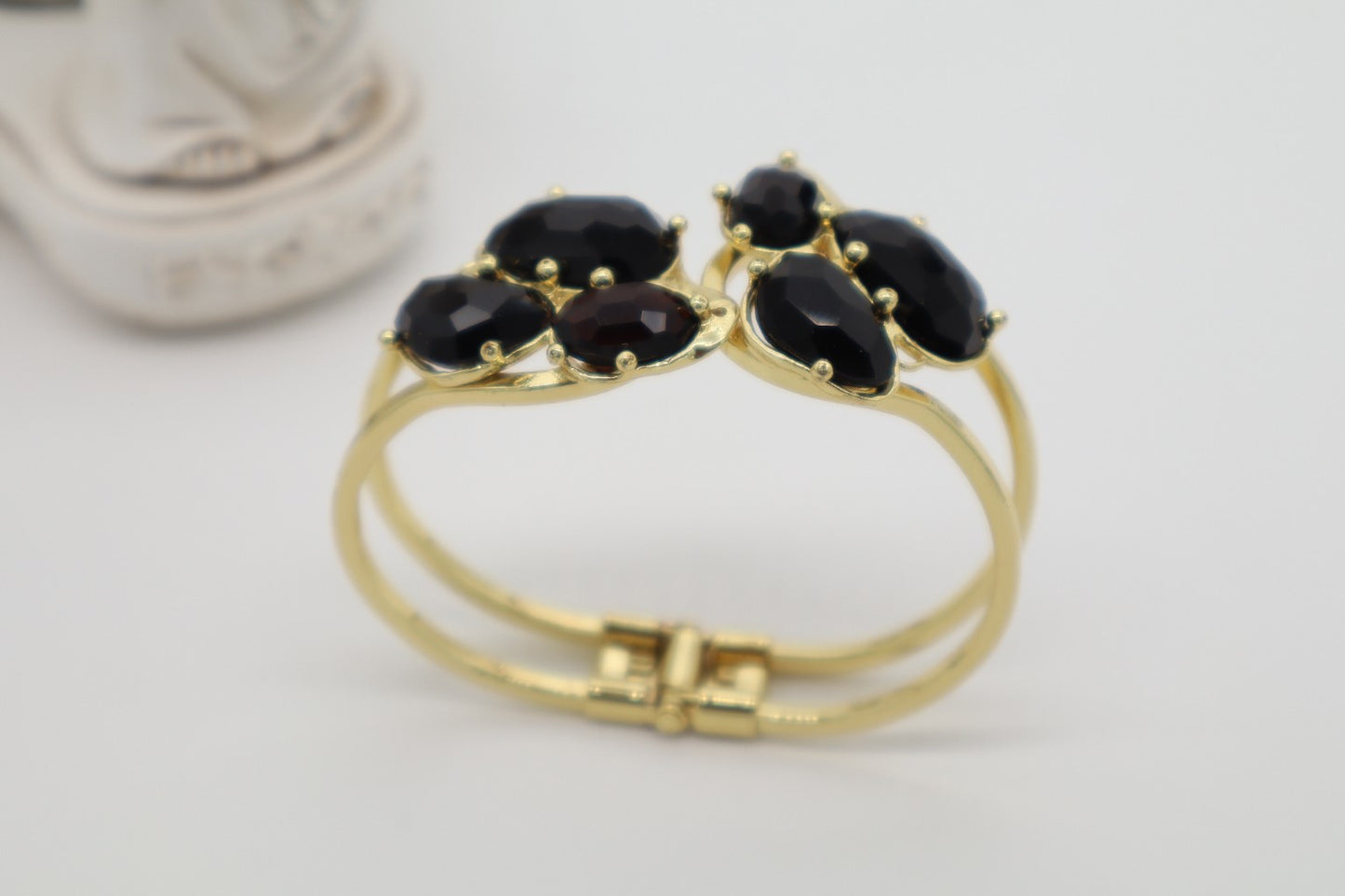 Bracciale rigido in bronzo dorato con onice nera naturale sfaccettata