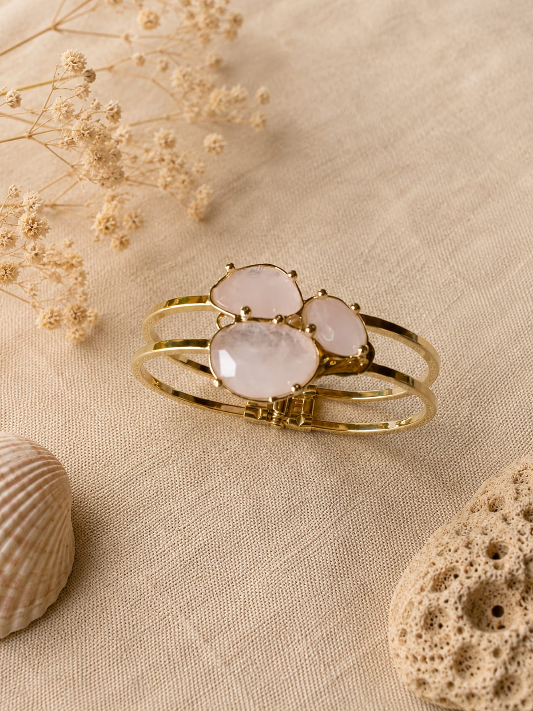 Bracciale Rigido in Metallo Dorato con Quarzo Rosa Sfaccettato