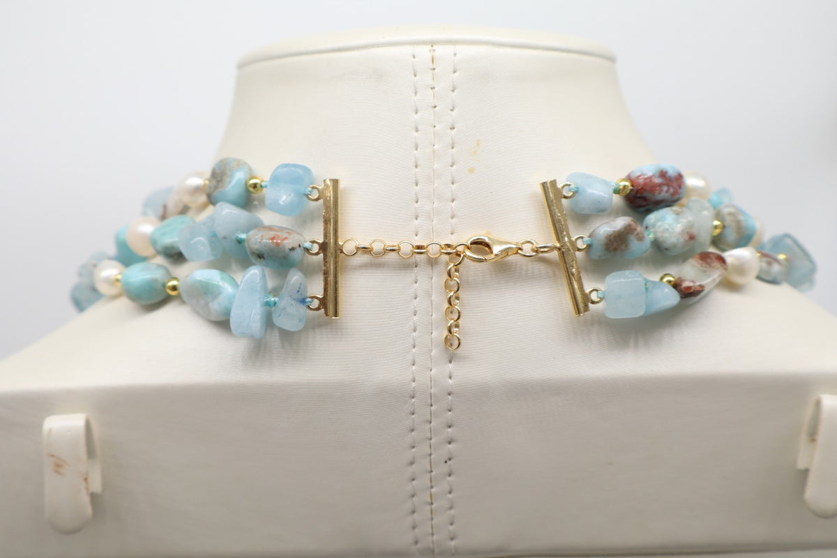 Chiusura della collana multifilo in argento dorato, con catena di regolazione per una vestibilità adattabile.