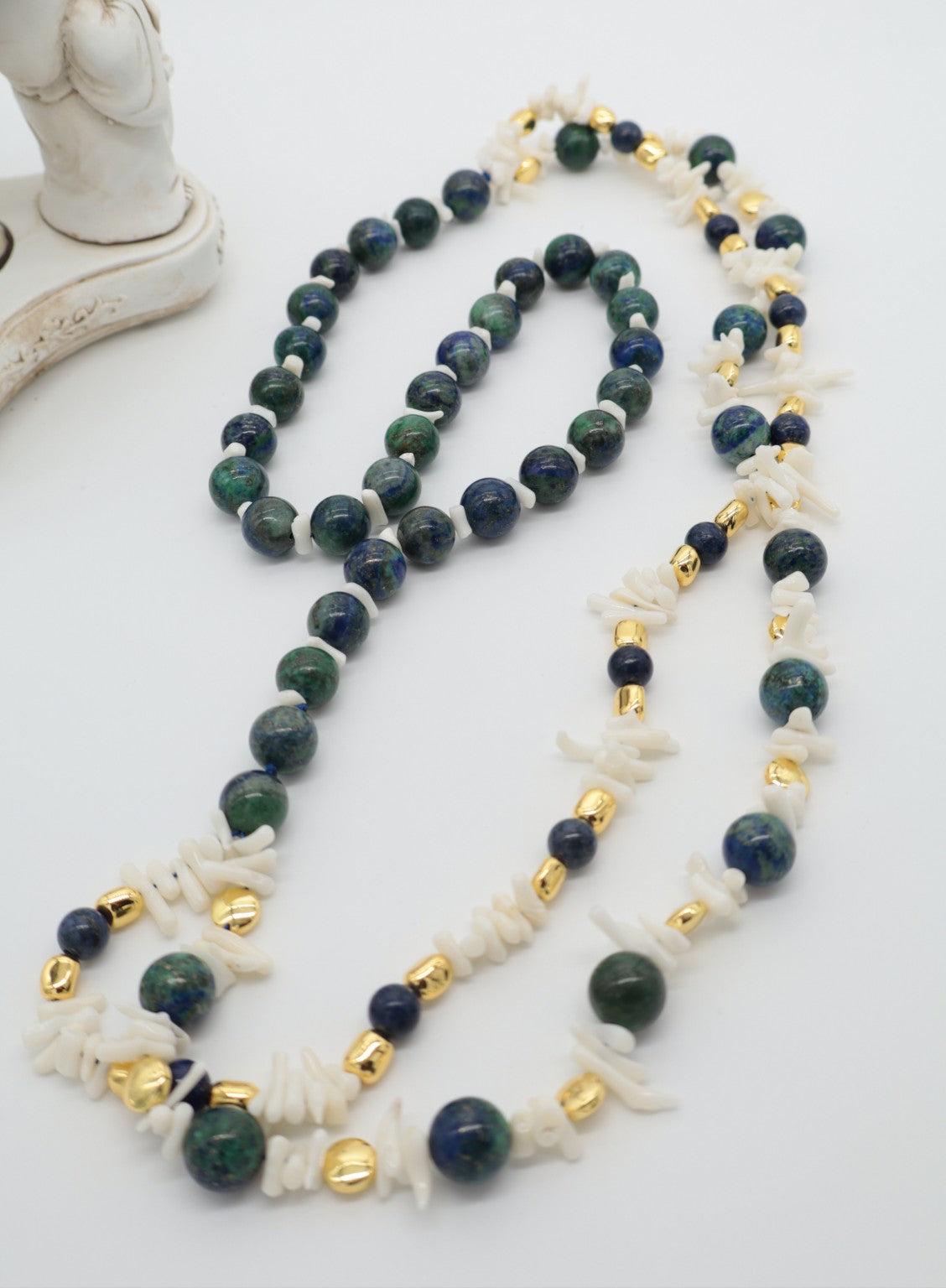 Collana 80 cm in Lapislazzuli Afghano 14 mm e Corallo Bambù bianco con inserti dorati