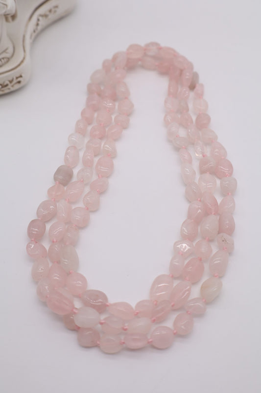 Collana Essential Eterea Natural Stone in quarzo rosa con pepite burattate di circa 8 × 6 mm, annodata a mano, lunghezza 120 cm.