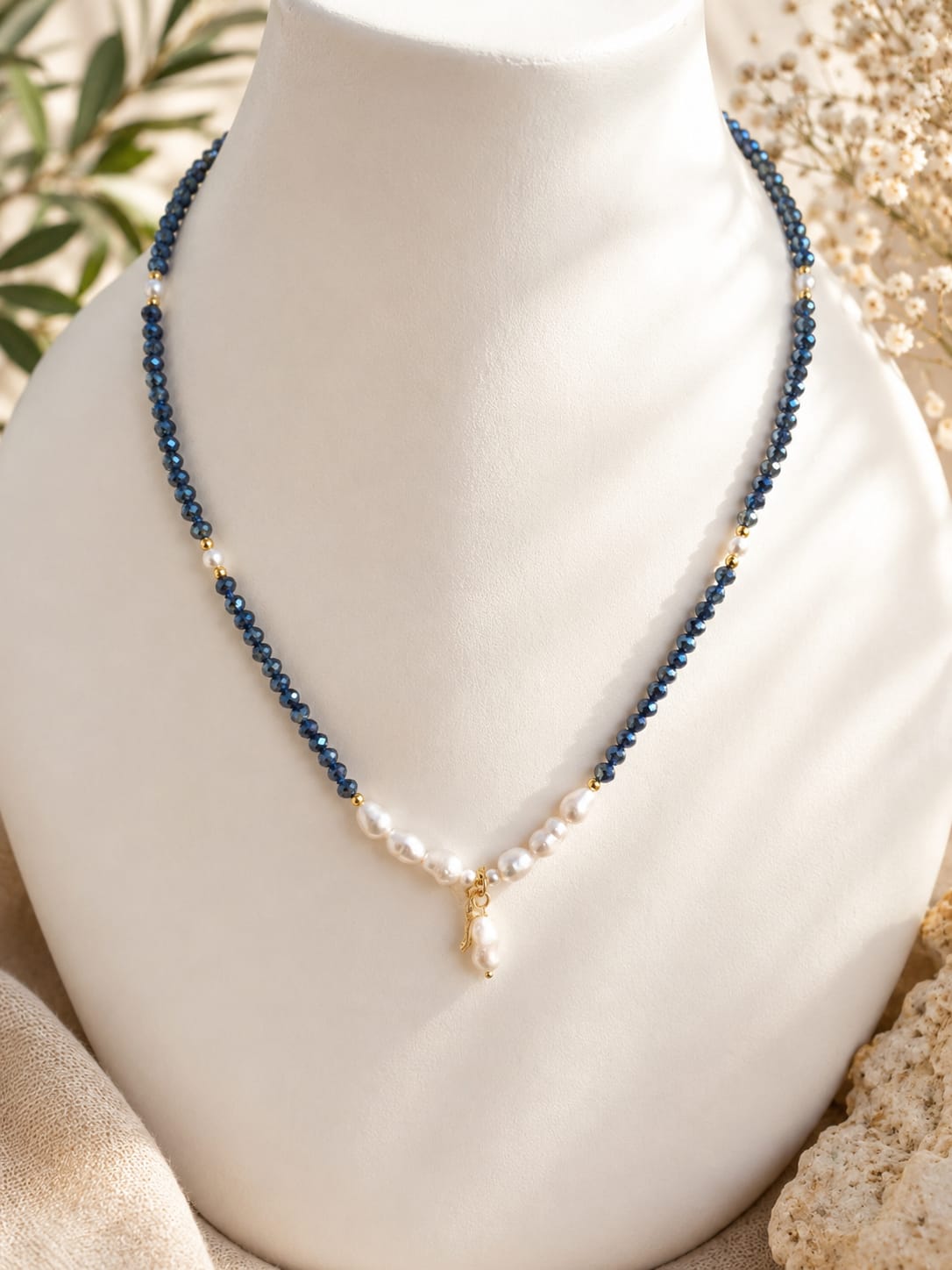 Collana Girocollo Cristalli Blu Cangianti, Perle d'Acqua Dolce e Pendente Libellula Eterea Natural Ston
