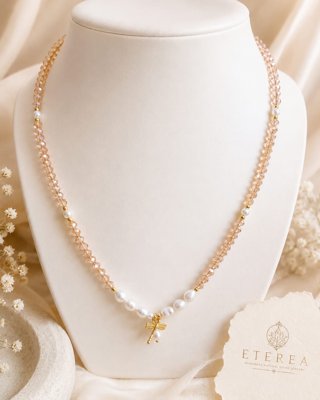 Collana Girocollo Cristalli Cipria Sfaccettati, Perle d'Acqua Dolce e Libellula  Eterea Natural Stone
