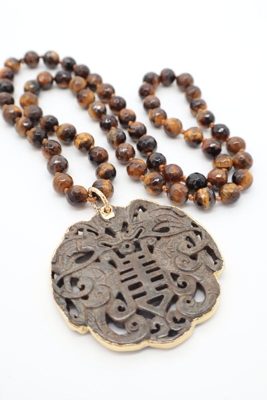 Collana Lunga Annodata in Occhio di Tigre con Medaglione Intagliato in Pietra Naturale