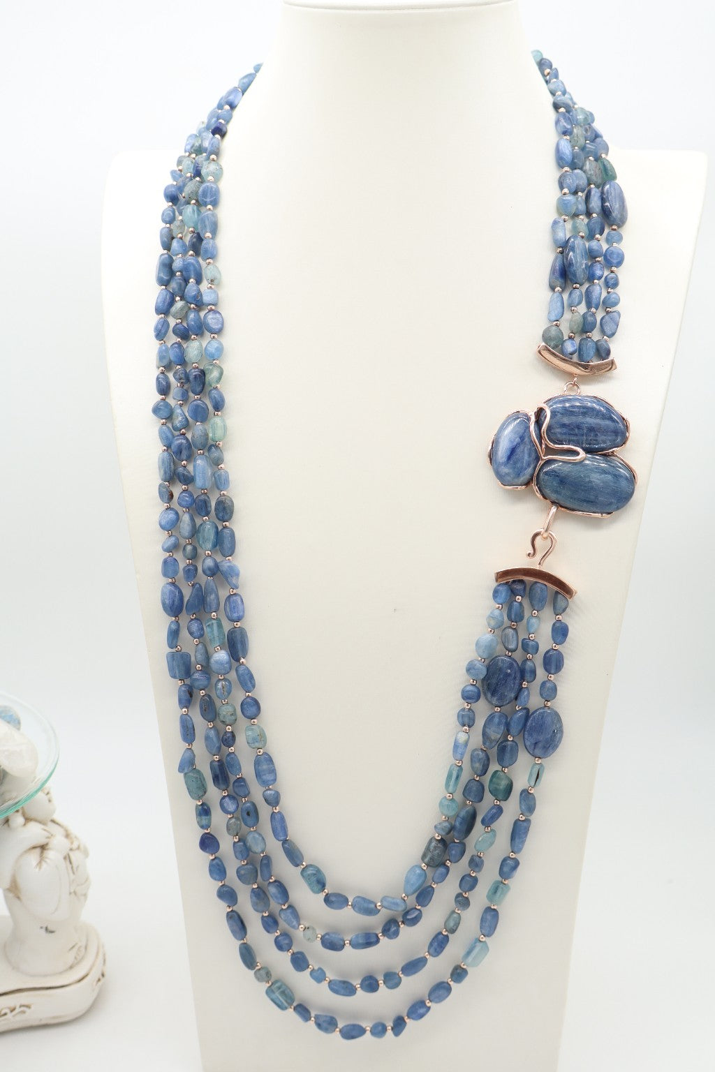 Collana Prestige in cianite naturale a quattro fili con chiusura decorativa in argento rosé e tre grandi pietre di cianite
