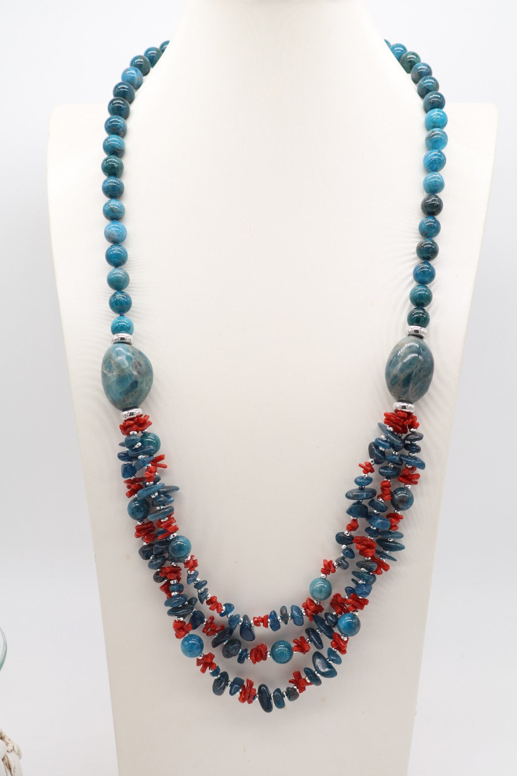 Collana a tre fili in apatite blu e corallo rosso con grandi elementi ovali in apatite e chiusura in argento rodiato.