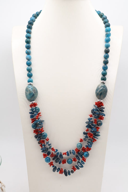 Collana a tre fili in apatite blu e corallo rosso con grandi elementi ovali in apatite e chiusura in argento rodiato.