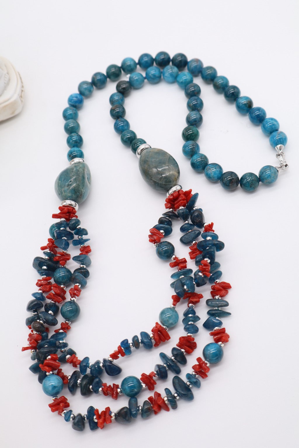 Collana a tre fili in apatite blu e corallo rosso con grandi elementi ovali in apatite e chiusura in argento rodiato