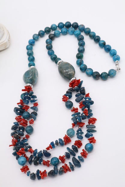 Collana a tre fili in apatite blu e corallo rosso con grandi elementi ovali in apatite e chiusura in argento rodiato