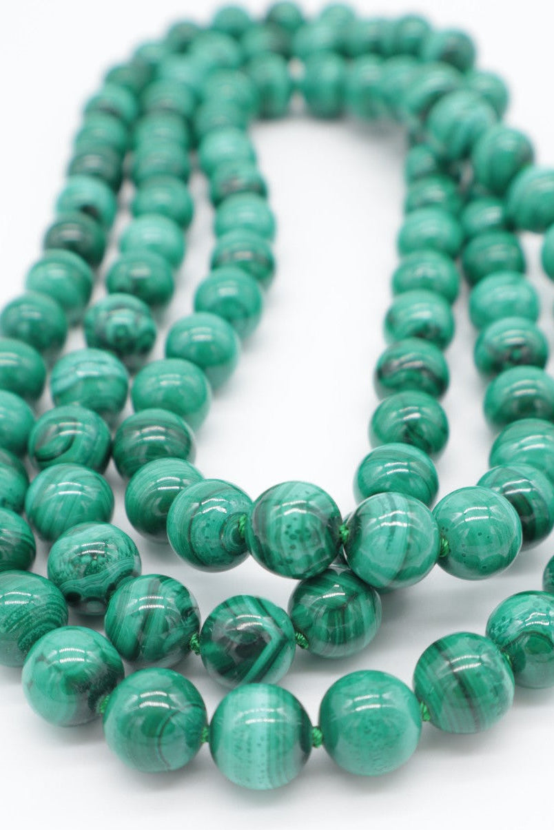 Collana annodata in malachite naturale con sfere da 14 mm, lunga 120 cm, realizzata a mano da Eterea Natural Stone.