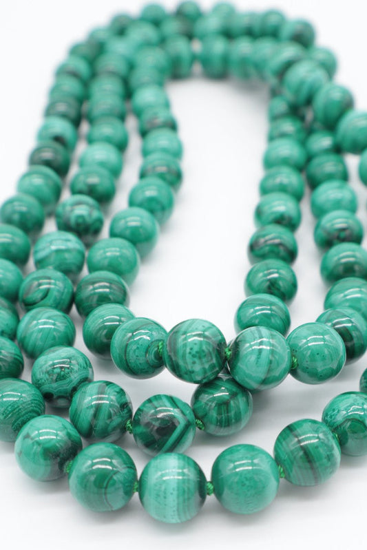 Collana annodata in malachite naturale con sfere da 14 mm, lunga 120 cm, realizzata a mano da Eterea Natural Stone.