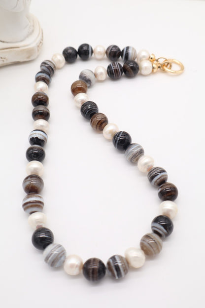Collana girocollo in agata fasciata e perle barocche, con pietre dalle caratteristiche bande naturali nei toni del nero, grigio, marrone e bianco
