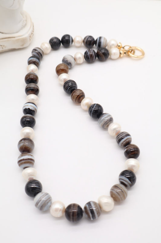 Collana girocollo in agata fasciata e perle barocche, con pietre dalle caratteristiche bande naturali nei toni del nero, grigio, marrone e bianco