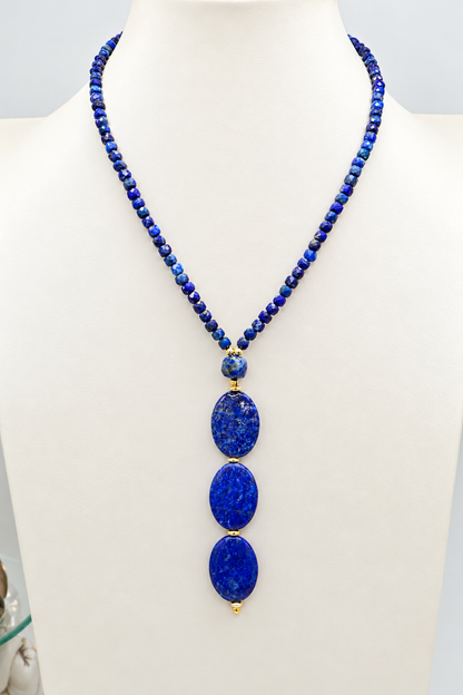 Collana girocollo in lapislazzuli naturali con pendenti ovali piatti e dettagli dorati
