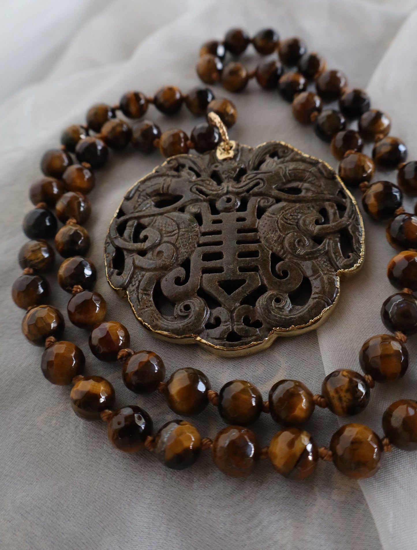 Collana in Occhio di Tigre con Medaglione Intagliato | Eterea Natural Stone