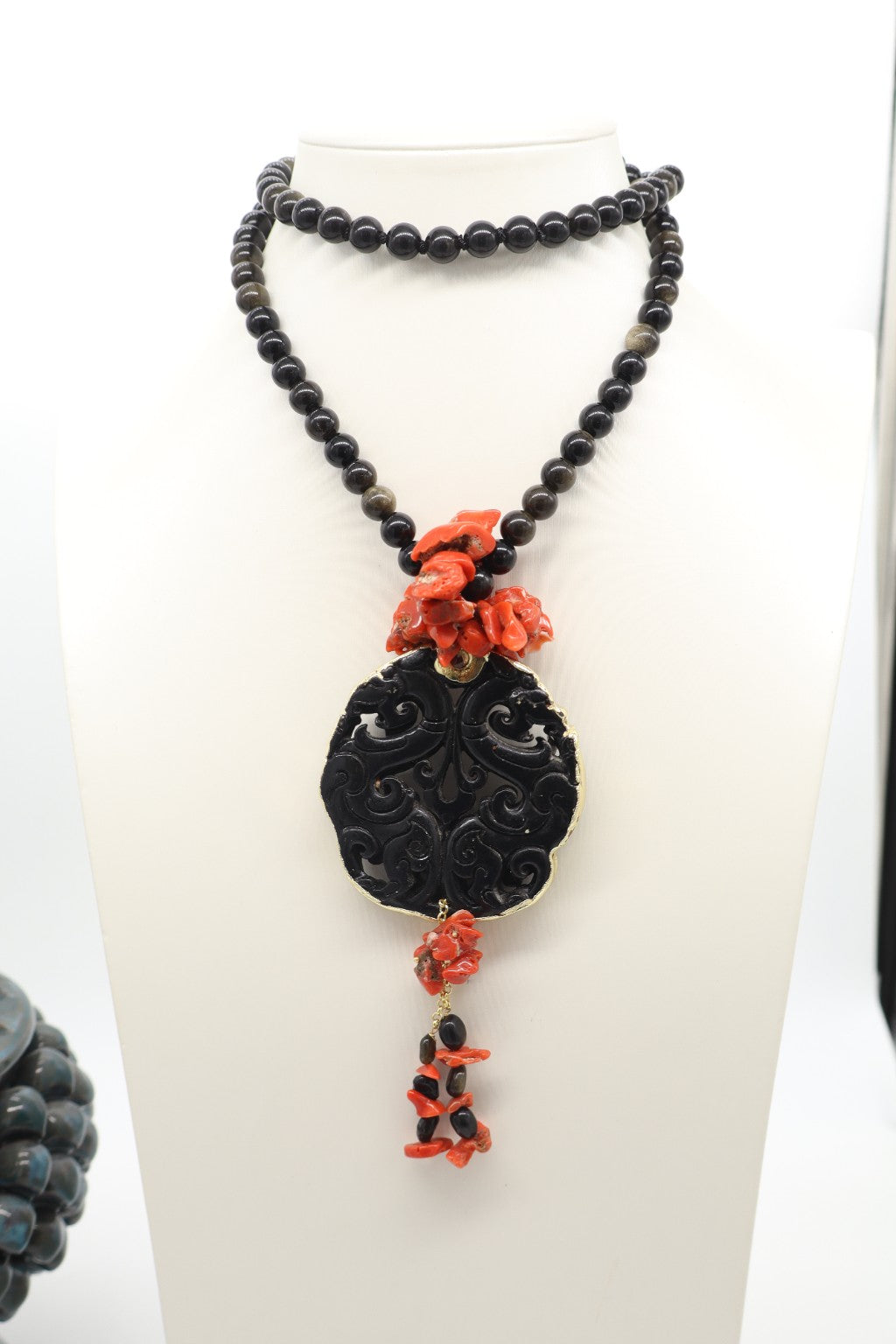 Collana in Ossidiana Nera Dorata e Corallo Rosso con Grande Pendaglio Lavorato