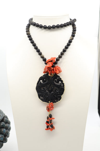 Collana in Ossidiana Nera Dorata e Corallo Rosso con Grande Pendaglio Lavorato