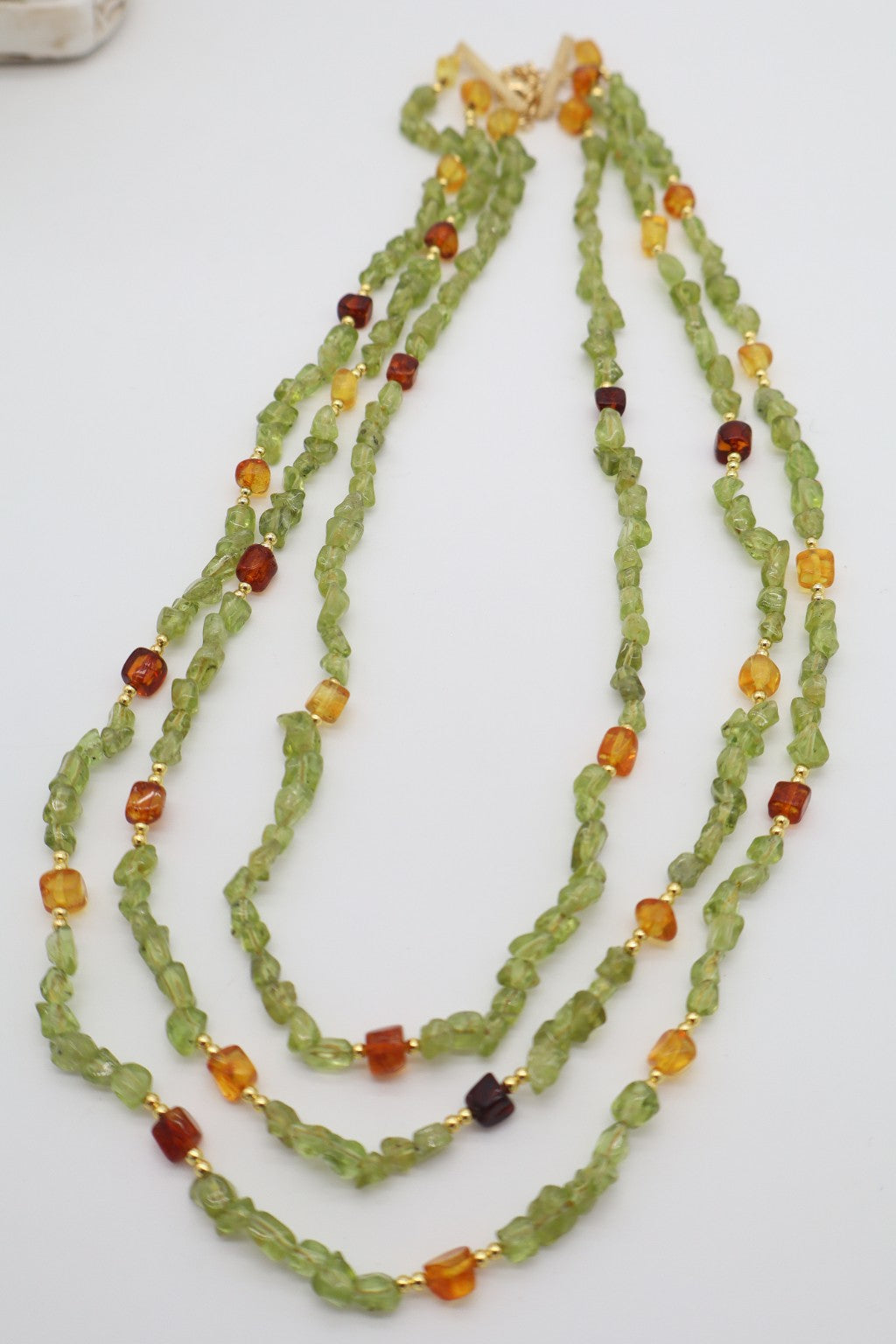 Collana in peridoto e ambra baltica naturale a tre fili con elementi dorati