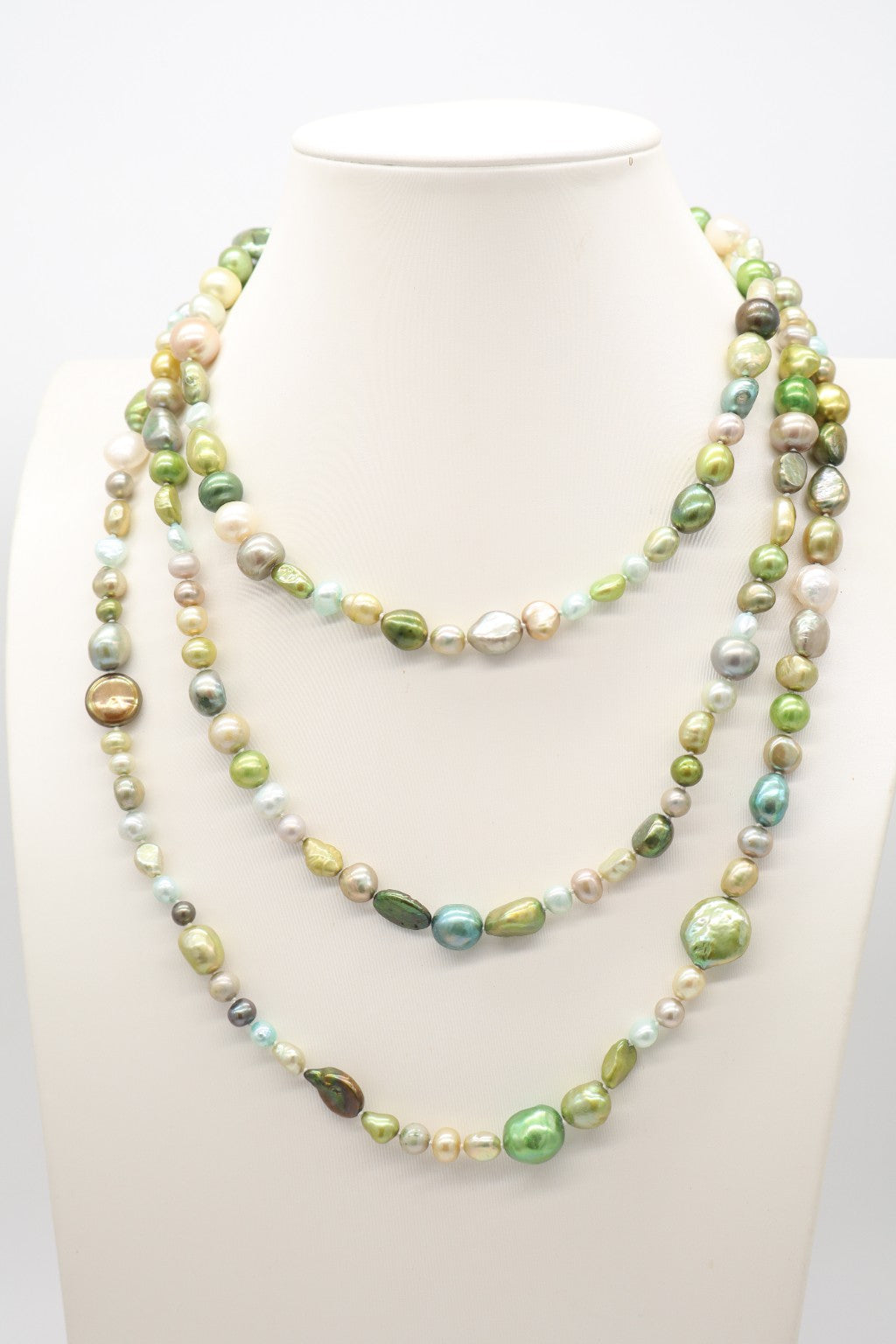 Collana in perle barocche verdi e multicolore avvolta in più giri