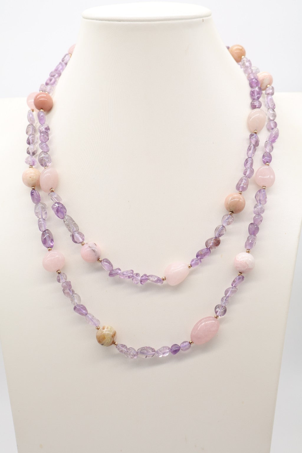 Collana Essential lunga in ametista lavanda, quarzo rosa e opale rosa indossata in più giri