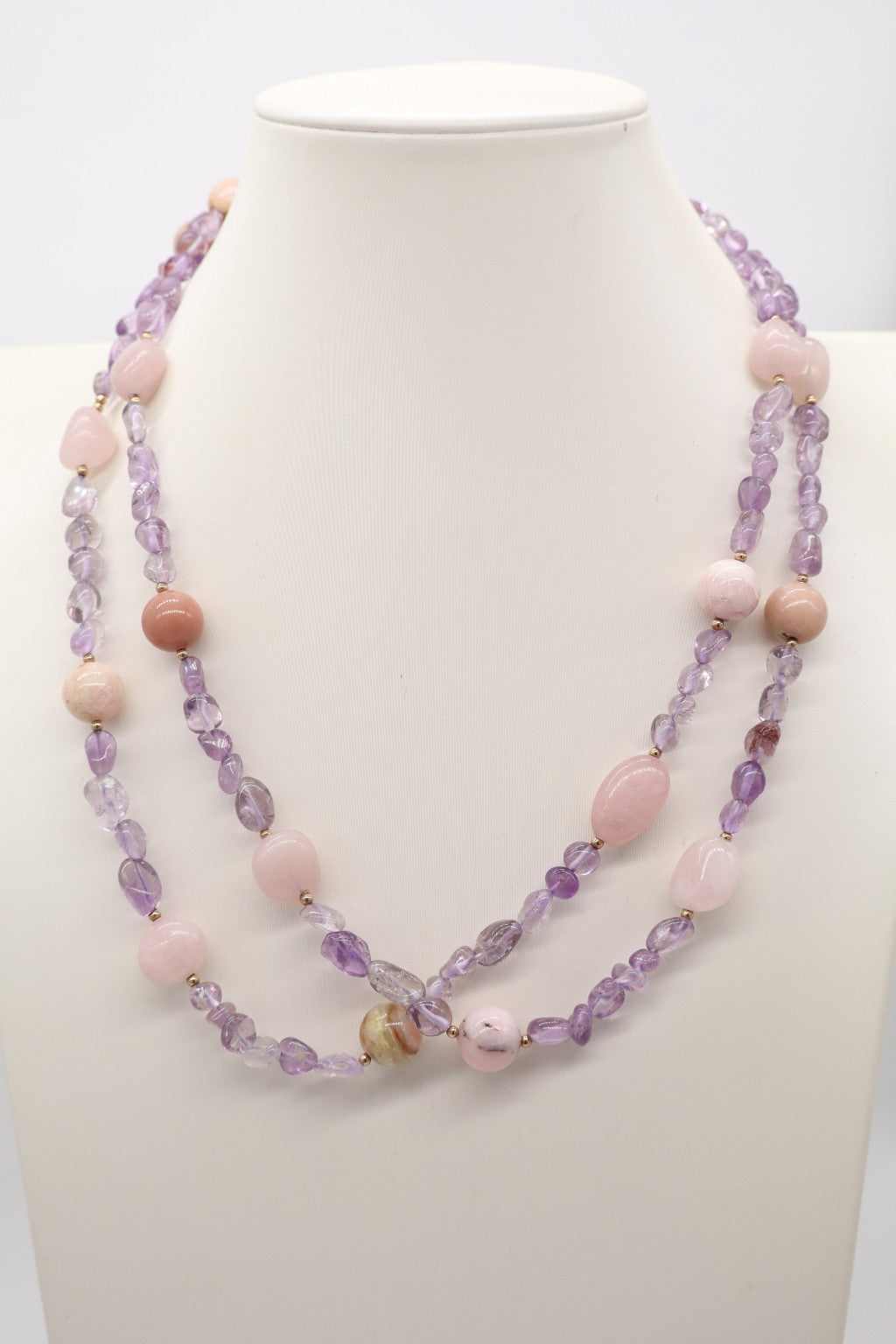 Collana lunga 110 cm in ametista lavanda, quarzo rosa e opale rosa indossata sul busto