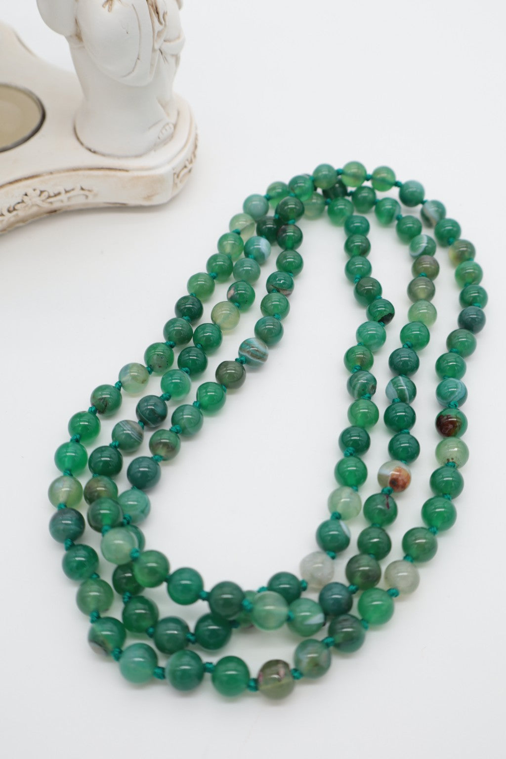 Collana lunga 120 cm in Agata Verde naturale con pietre sferiche da 8 mm, alcune fasciate, annodate a mano