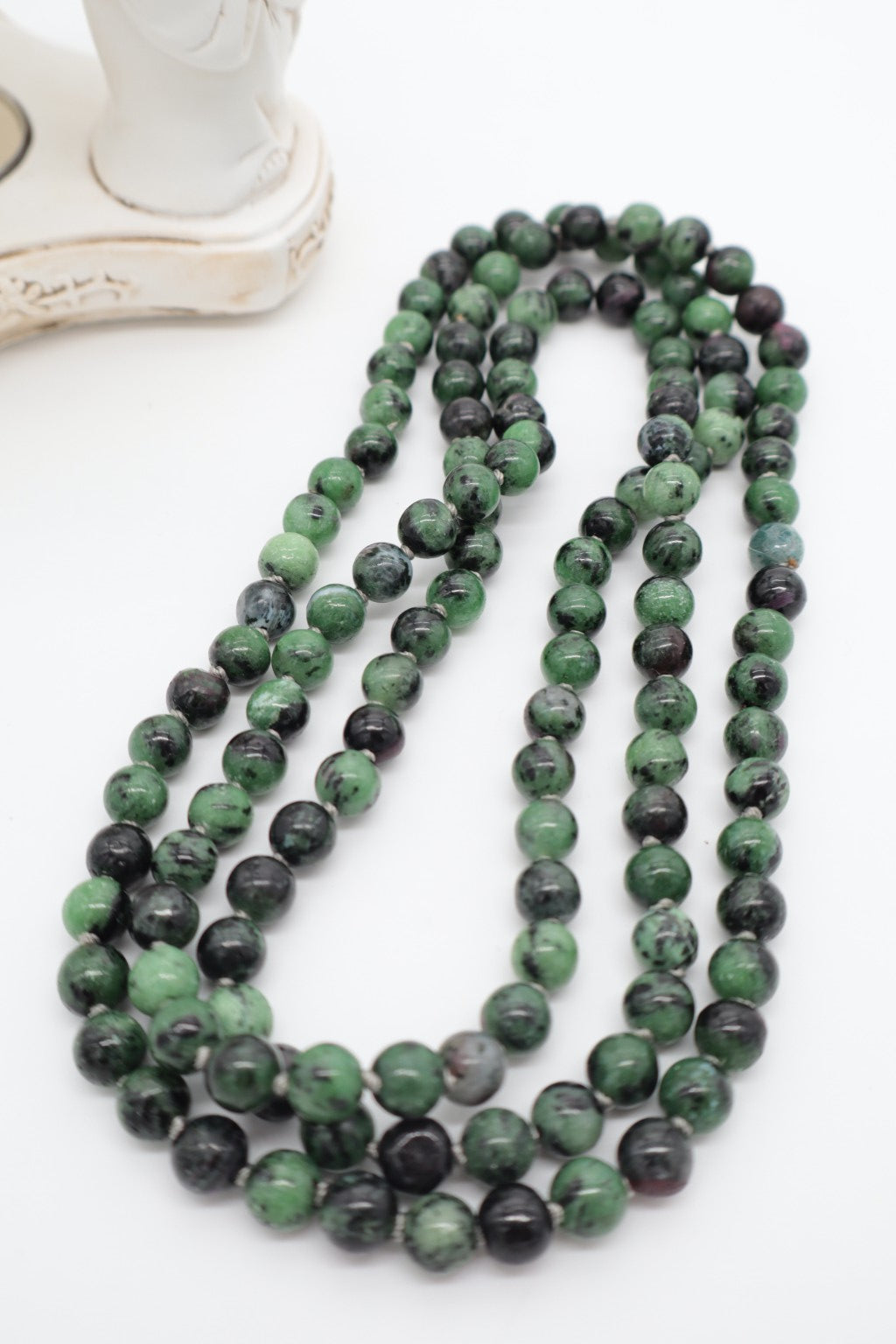 Collana lunga 120 cm in Zoisite Rubino naturale con pietre sferiche verdi da 8 mm annodate a mano