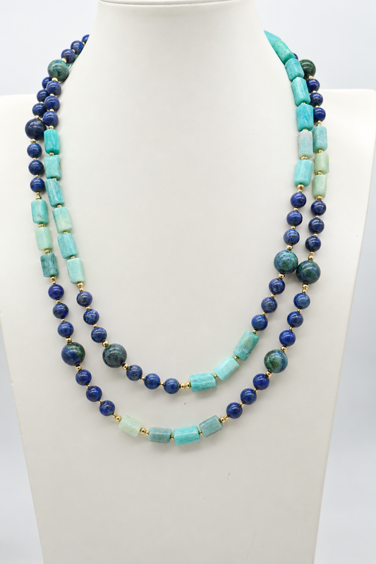 Collana lunga 120 cm in amazzonite cilindrica e lapislazzuli blu e afghano, indossata su busto.