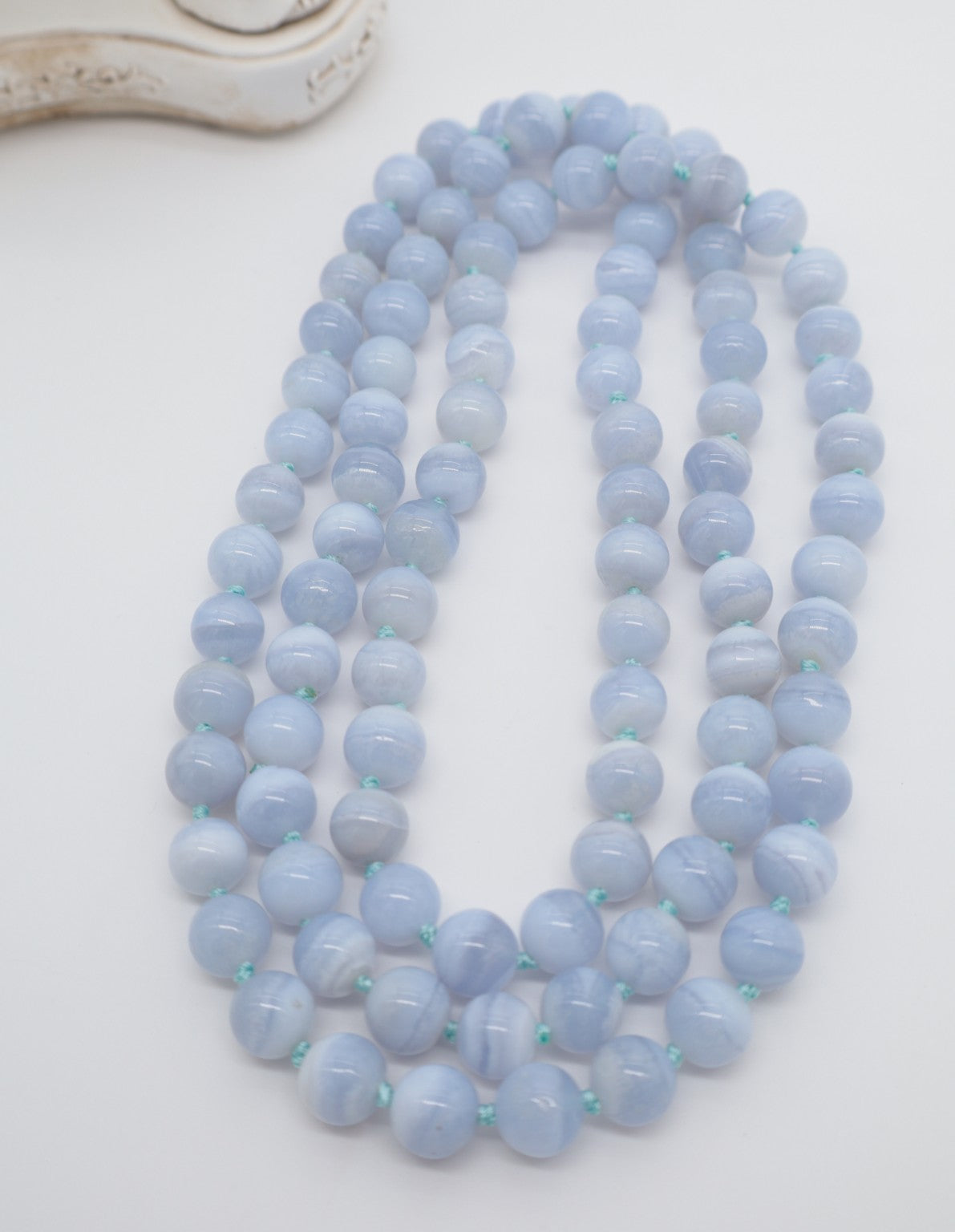 Collana lunga 120 cm in calcedonio azzurro naturale da 10 mm annodata a mano – Collezione Prestige Eterea Natural Stone