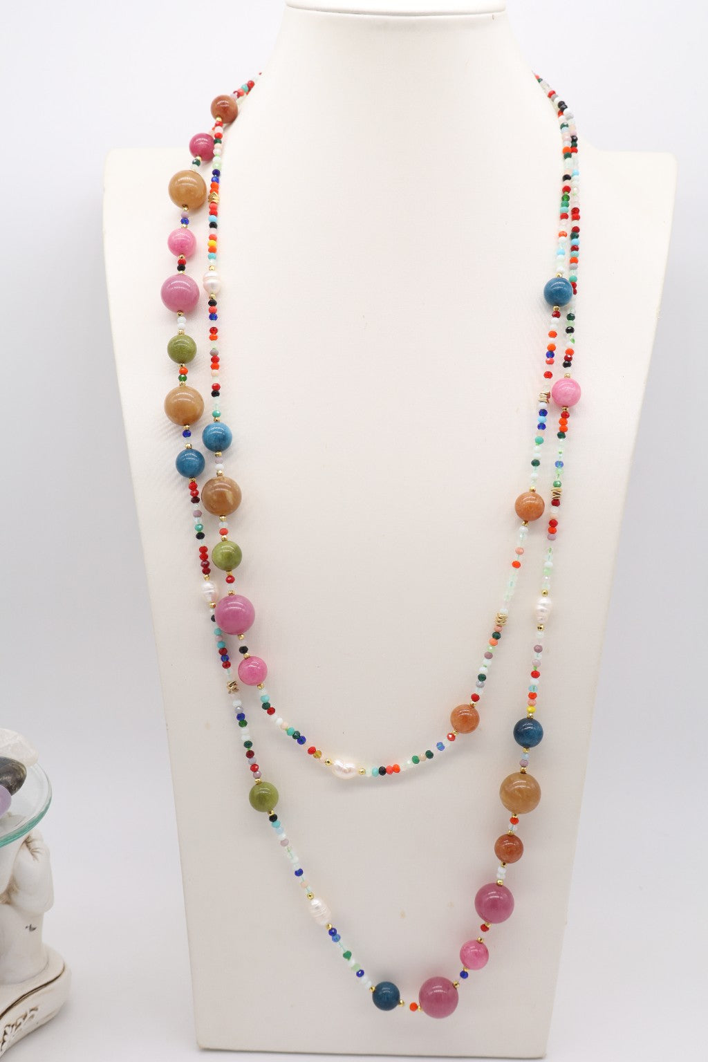 Collana lunga 160 cm in giada multicolore e cristalli multicolore, con perle di fiume e distanziatori dorati, collezione Essential Eterea Natural Stone.