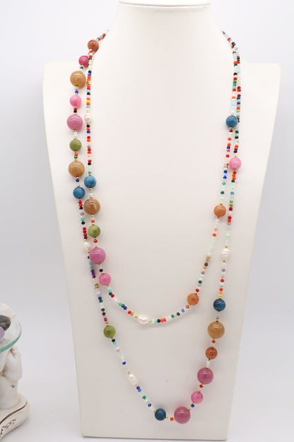 Collana lunga 160 cm in giada multicolore e cristalli multicolore, con perle di fiume e distanziatori dorati, collezione Essential Eterea Natural Stone.