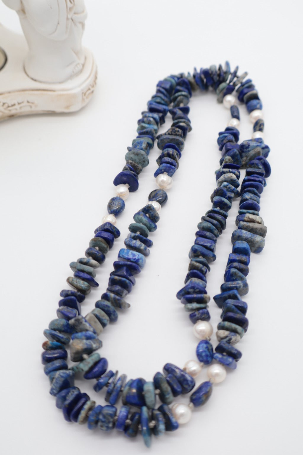 Collana lunga 80 cm in Lapislazzuli naturale e perle, con pietre irregolari annodate a mano