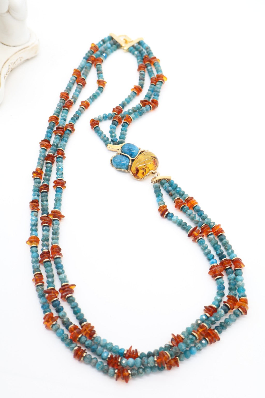 Collana lunga 80 cm in tre fili di apatite blu e ambra naturale con centrale gioiello in ambra e apatite
