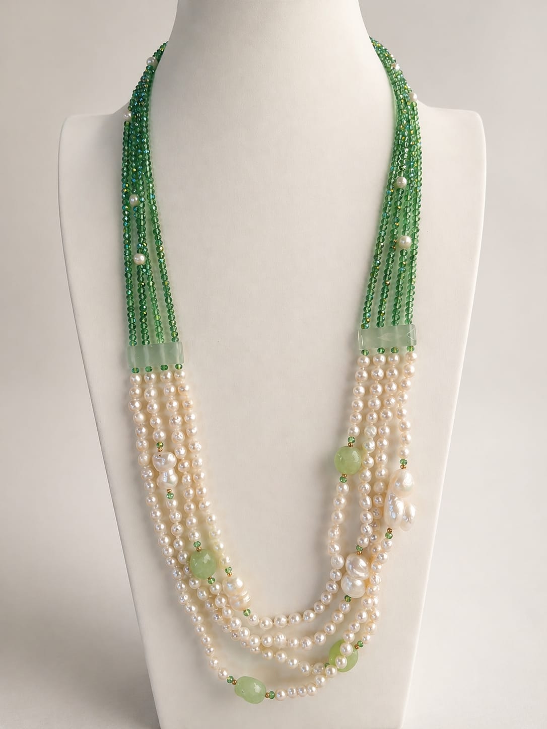 Collana lunga a quattro fili in perle di fiume, cristalli verdi e prehnite