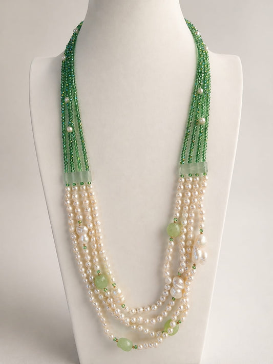 Collana lunga a quattro fili in perle di fiume, cristalli verdi e prehnite