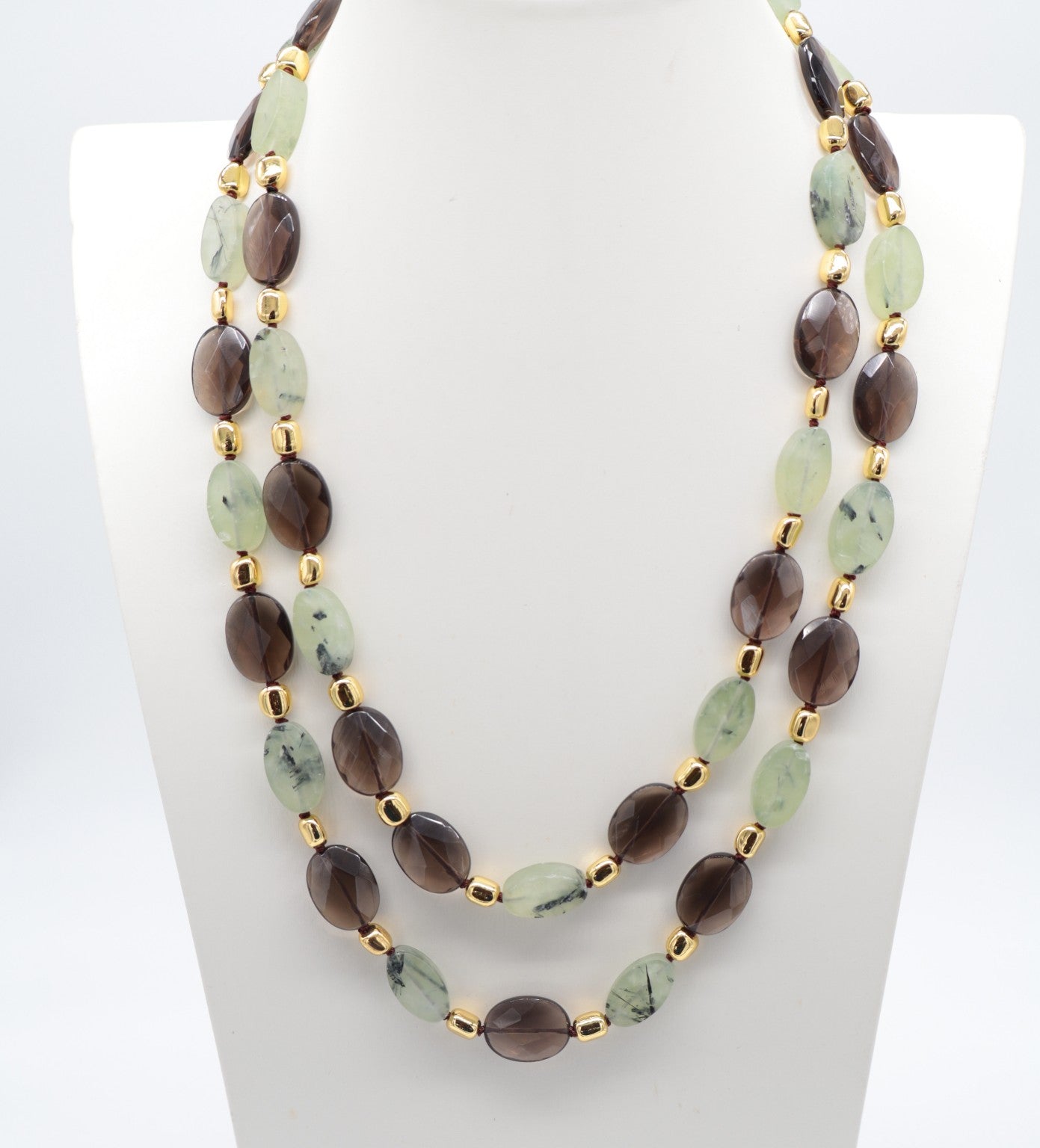 Collana lunga artigianale da 120 cm in Quarzo Fumé sfaccettato e Prehnite naturale ovale satinata. Eterea Natural Stone
