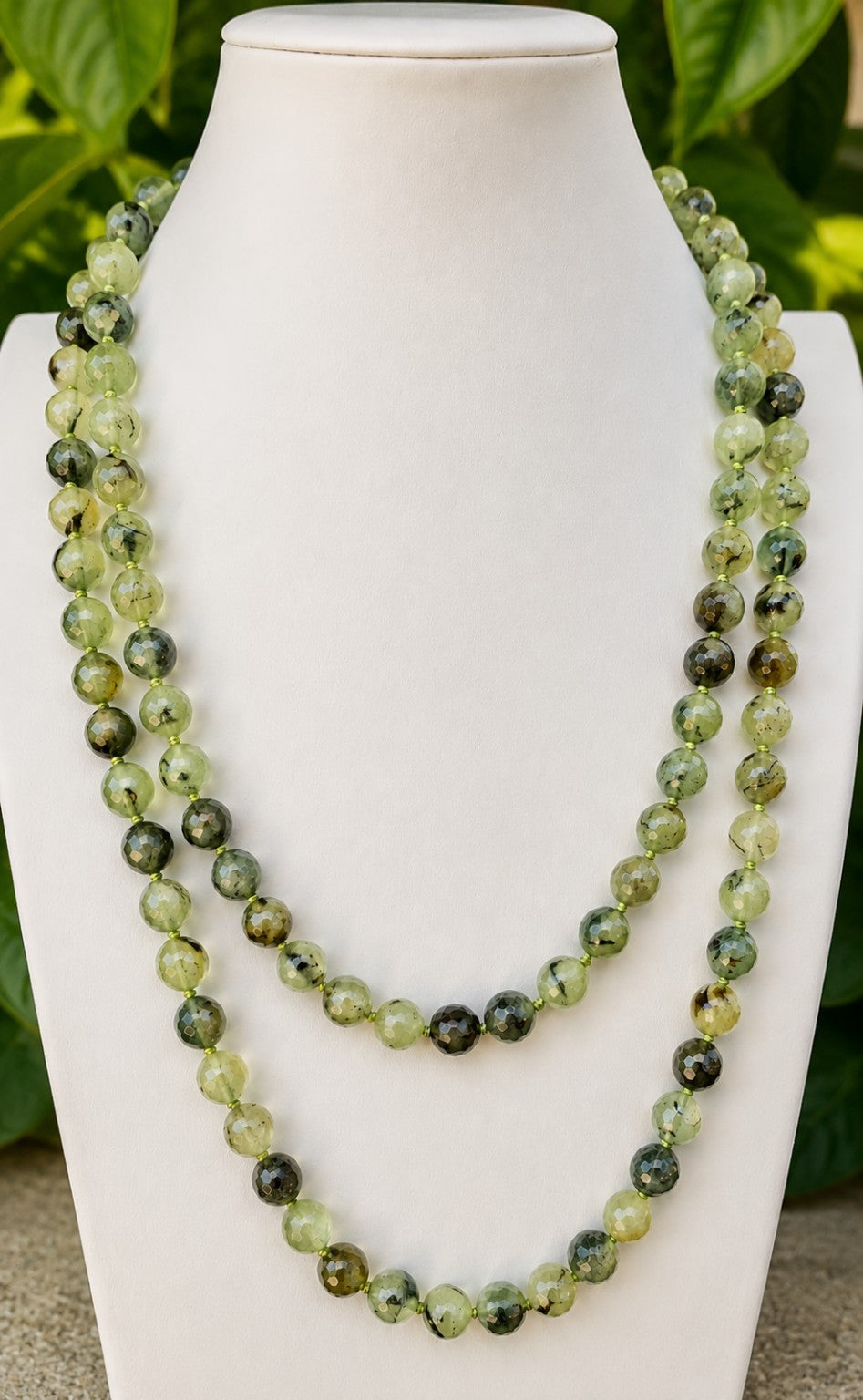 Collana lunga da 120 cm in Prehnite naturale sfaccettata con sfere da 10 mm annodate a mano, realizzata artigianalmente da Eterea Natural Stone.
