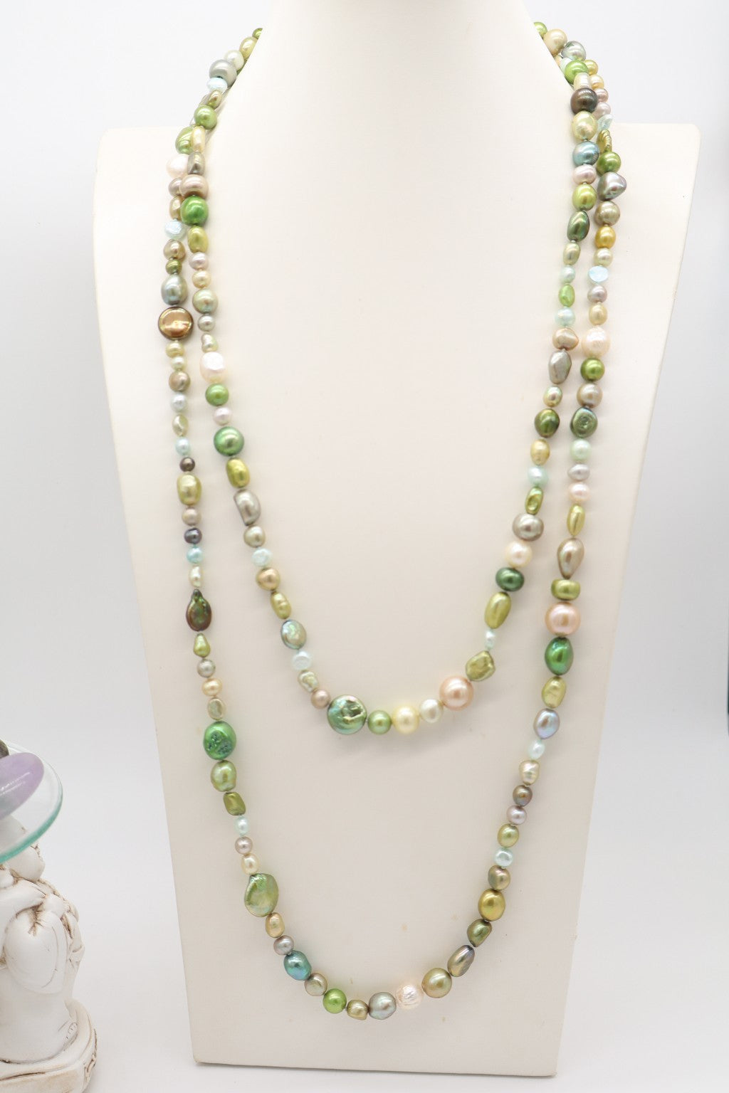 Collana lunga di perle barocche multicolore verde indossata sul busto