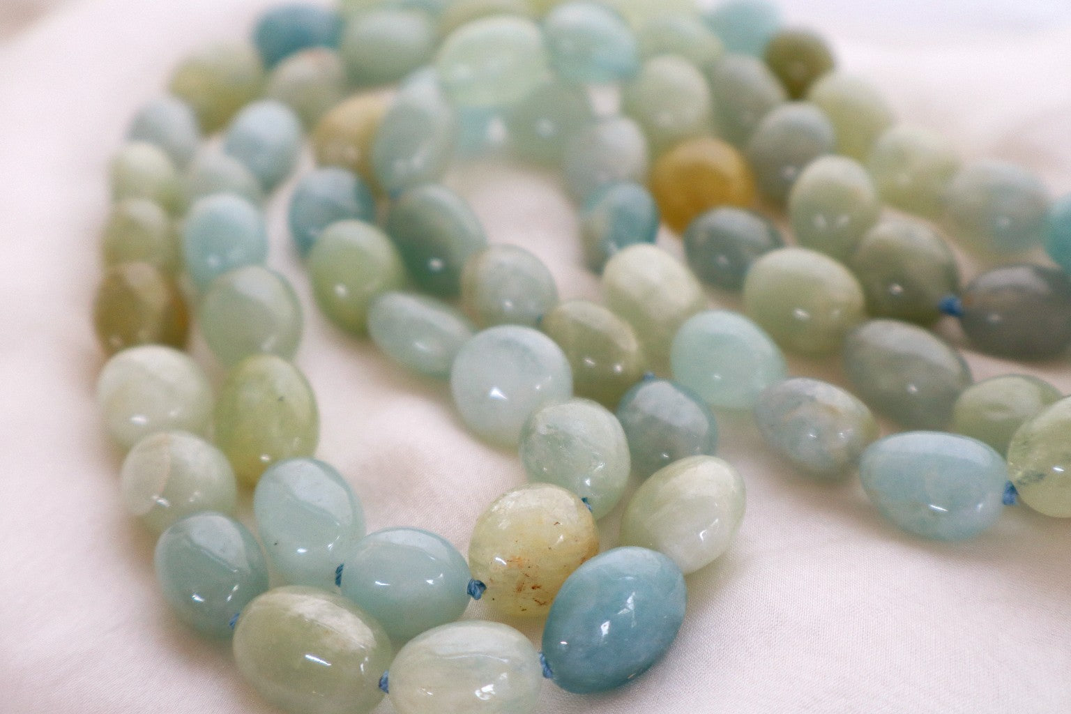 Collana lunga in Acquamarina Multicolor naturale da 120 cm con pietre burattate da 13–18 mm annodata a mano. Eterea atural Stone