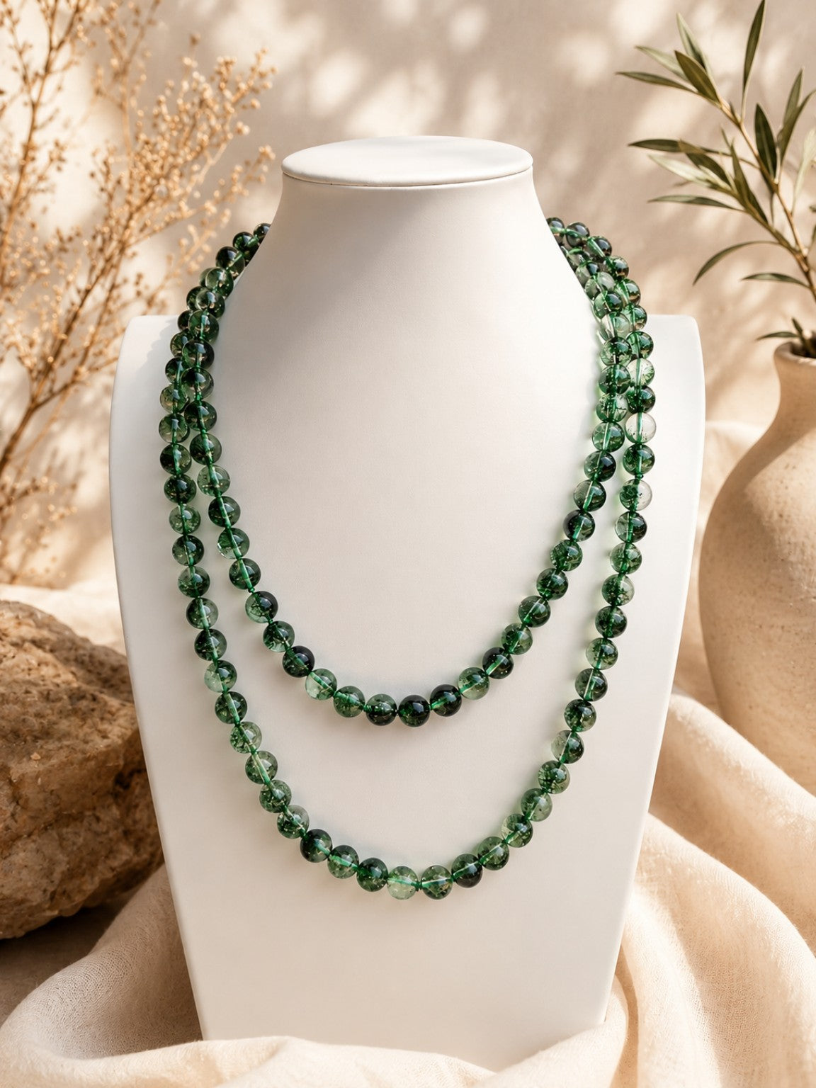 Collana lunga in Quarzo Fantasma Verde naturale da 10 mm annodata a mano, lunghezza 120 cm, gioiello artigianale Eterea Natural Stone.