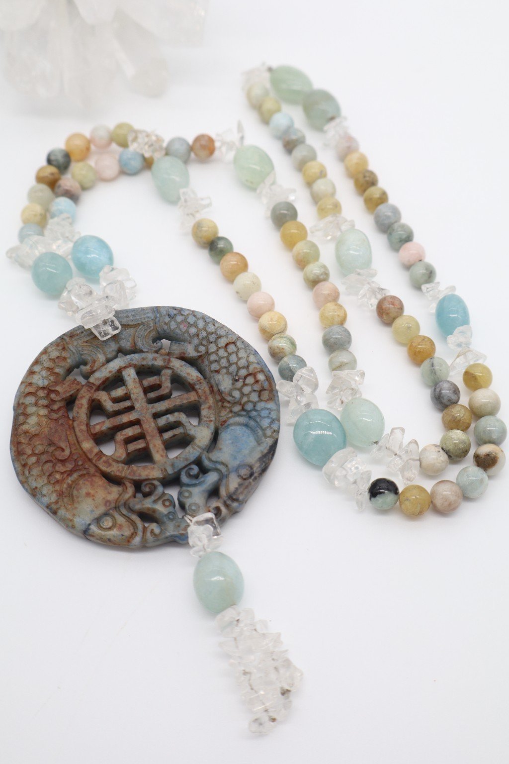 Collana lunga in pietre naturali con morganite, acquamarina e cristallo di rocca e grande medaglione circolare inciso