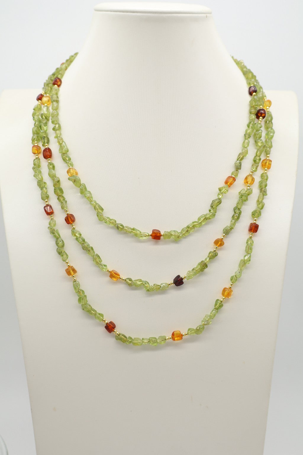 Collana multifilo a tre fili in peridoto naturale e ambra baltica con chiusura in argento 925 dorato